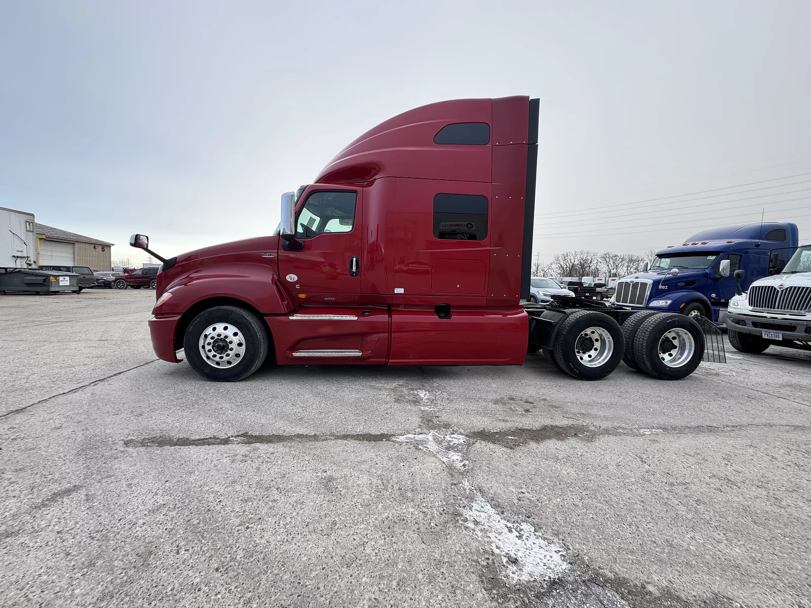 2021 INTERNATIONAL LT photo 2