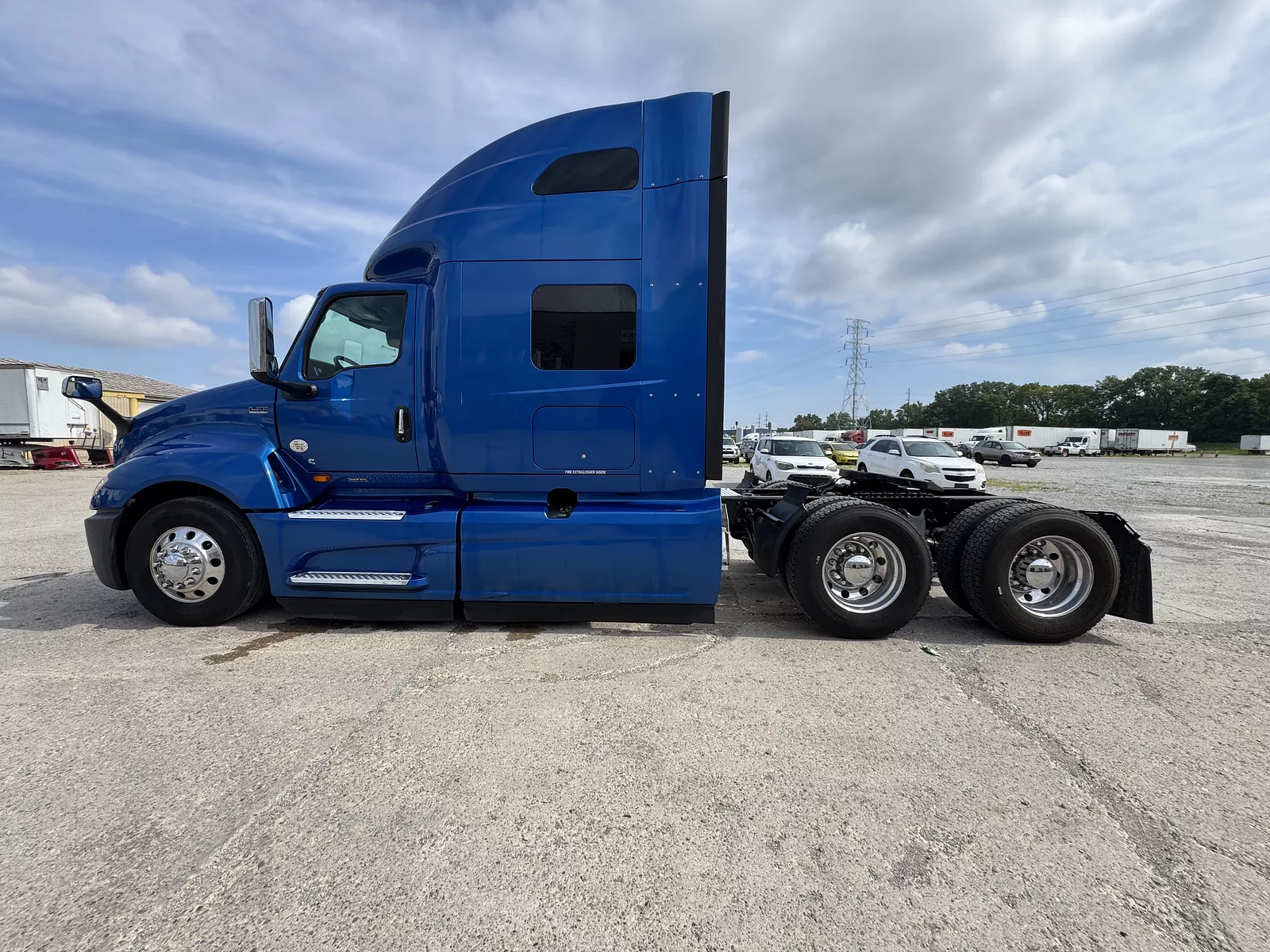 2022 INTERNATIONAL LT625 photo 2