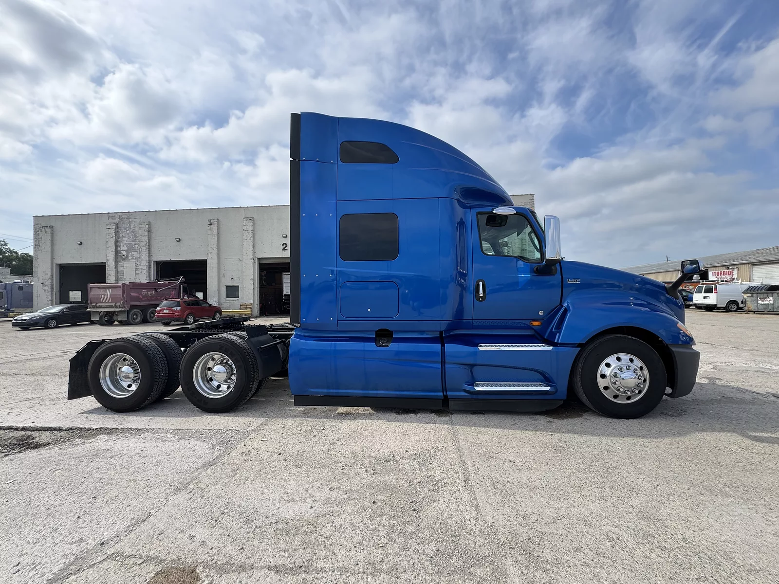 2022 INTERNATIONAL LT625 photo 4