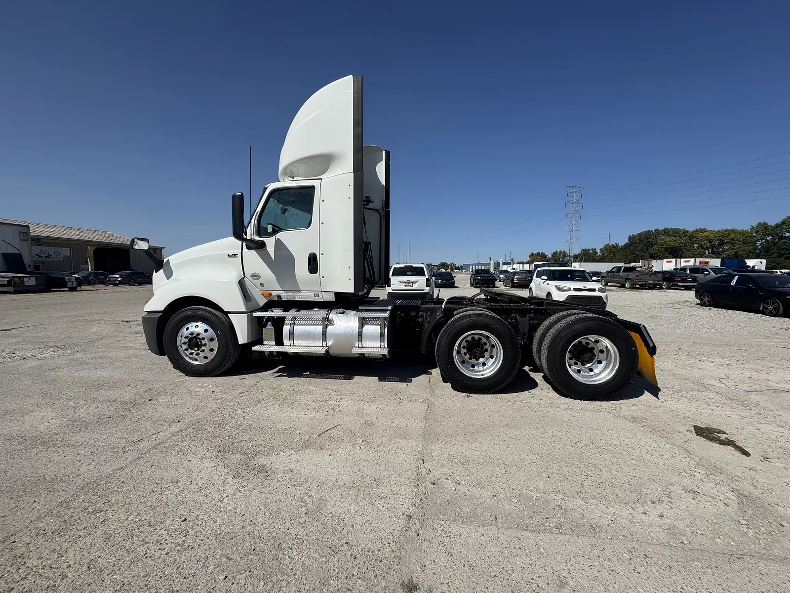 2020 INTERNATIONAL LT625 6X4 photo 2