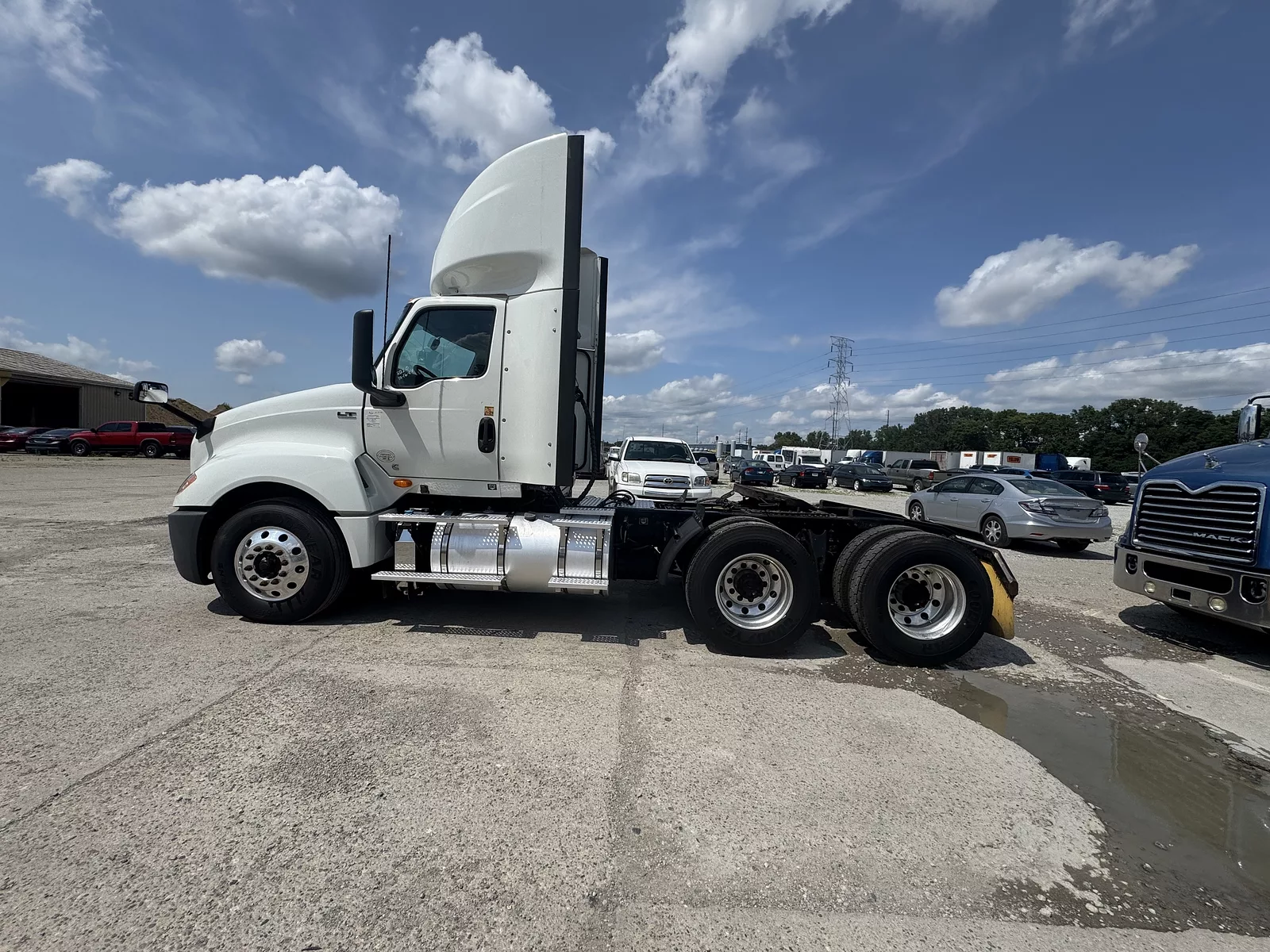 2020 INTERNATIONAL LT625 6X4 photo 2