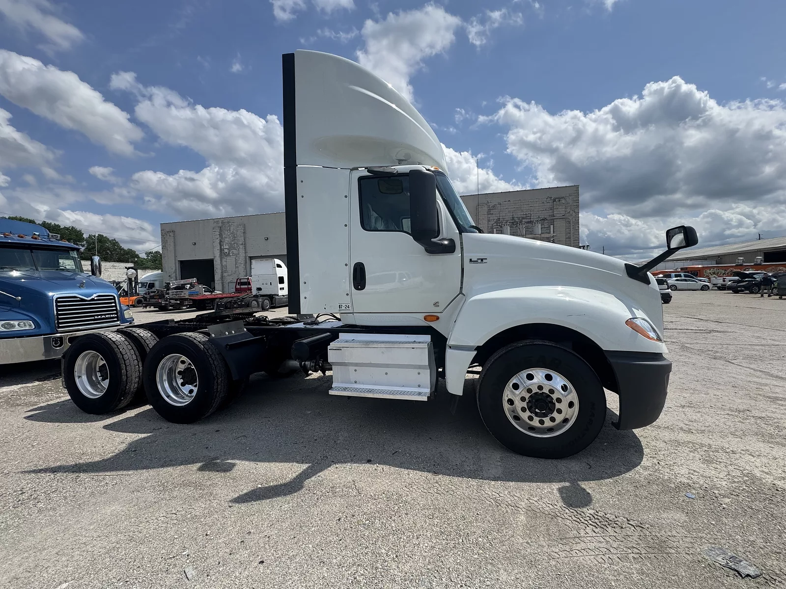 2020 INTERNATIONAL LT625 6X4 photo 4